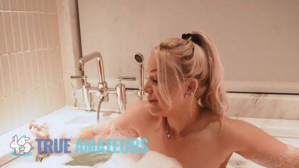 Chelsea Vegas' POV bath & man-on-doggy-style action with her busty tits and manly body on pornoboobs.com