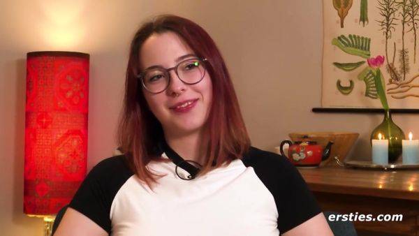 Die 19-jhrige Daisy masturbiert beim Zocken - busty redhead pawg nerd solo - Germany on pornoboobs.com